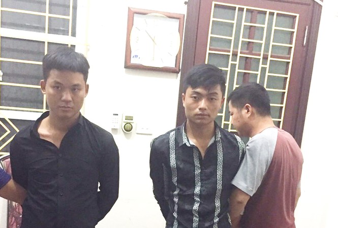 Bắt quả tang 2 đối tượng vận chuyển 10 bánh heroin Hai đối tượng tại cơ quan điều tra tỉnh Lào Cai.