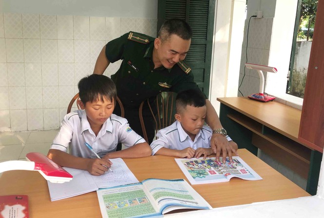 'Con nuôi' của những đồn lính quân hàm xanh
Cán bộ BĐBP Trịnh Tường dạy học cho "Con nuôi Biên phòng".