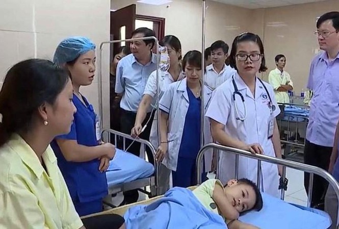 Gần 100 trẻ mầm non nhập viện nghi ngộ độc thức ăn Các bé đang điều trị tại trung tâm Y tế.