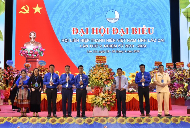 Anh Vũ Cao Minh đắc cử chủ tịch Hội LHTN tỉnh Lào Cai Bí thư Tỉnh ủy Nguyễn Văn Vịnh tặng hoa chúc mừng đại hội.