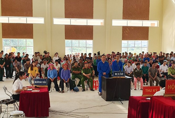 Chặt 1 cây gỗ nghiến, 2 người lĩnh án 11 năm tù Hai bị cáo tại phiên tòa lưu động. Ảnh: An Nhiên