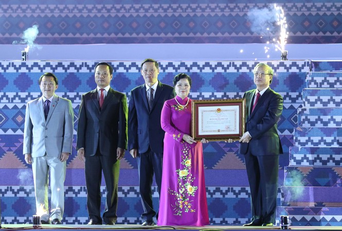 Lai Châu đón nhận Huân chương Độc lập hạng Nhất lần 2 Đồng chí Trần Quốc Vượng, Ủy viên Bộ Chính trị, Thường trưc Ban Bí thư gắn Huân chương Độc lập hạng Nhất (lần thứ hai) lên Cờ truyền thống của Đảng bộ, nhân dân tỉnh Lai Châu. Ảnh: Như Ý