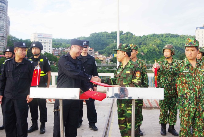 Biên phòng Việt Nam - Trung Quốc tuần tra liên hợp
Chỉ huy trưởng tuần tra hai Bên ký kết biên bản tổng kết tuần tra liên hợp.