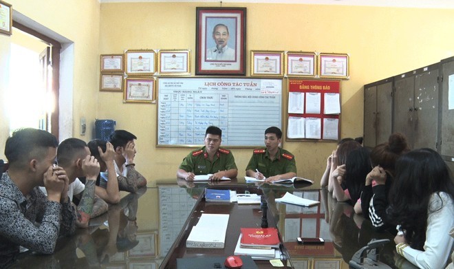 12 thanh niên thác loạn ma tuý trong quán karaoke 12 thanh niên sử dụng ma tuý tại trụ sở công an. Ảnh: Công an cung cấp.