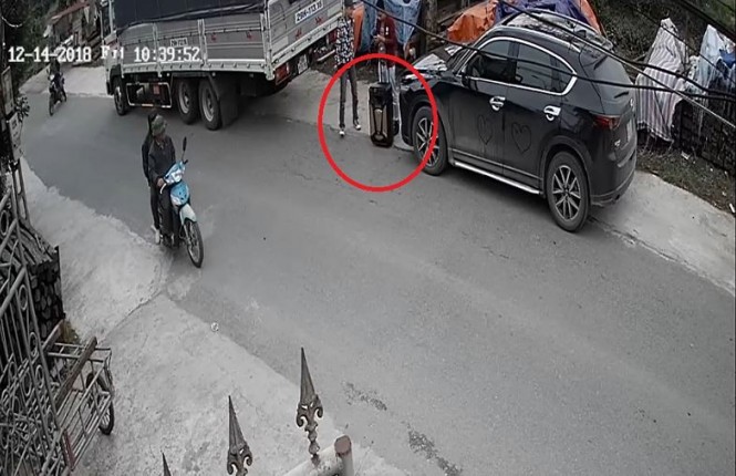 Khởi tố nhóm côn đồ 'khủng bố' người thân của con nợ để đòi tiền Mang loa đài đến bật nhác sàn, nhác đám ma hết công suất để đòi nợ (Ảnh cắt từ clip của ông Kỳ)
