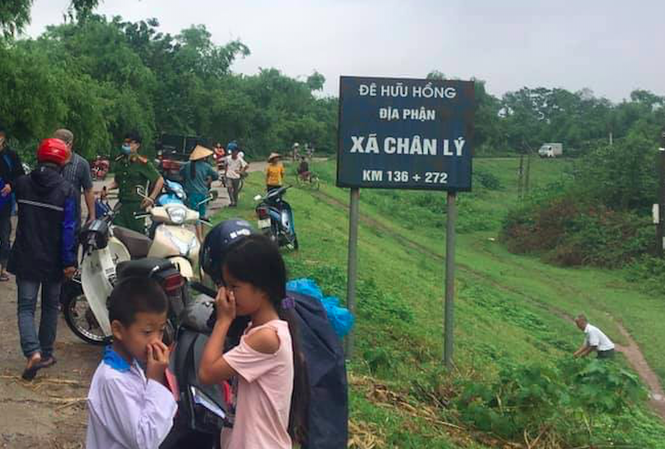 Hung thủ đã lập kế hoạch để giết người, cướp xe ôm tại Hà Nam Hung thủ giết người rồi giấu xác của lái xe ôm ở triền đê Hữu Hồng - Ảnh: Hoàng Long