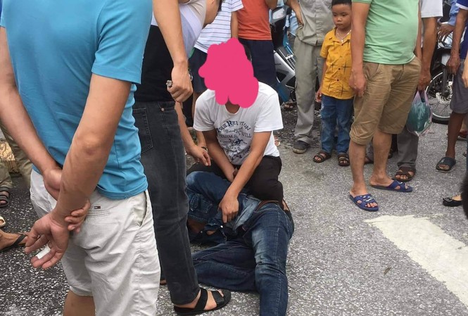 Một công an phải phơi nhiễm HIV sau khi khống chế kẻ 'phê' ma túy Công an khống chế đối tượng "phê" ma tuý trên đường - Ảnh: KL