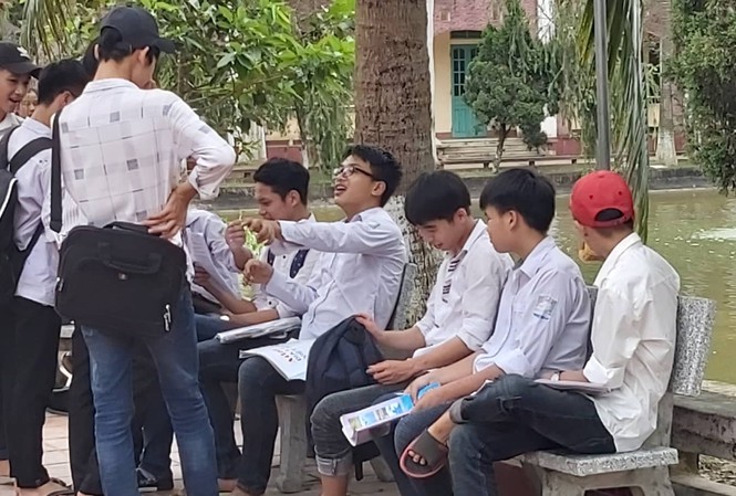 Thi tuyển vào lớp 10 công lập Thái Bình: Đề Văn, Địa “dễ thở“ Thí sinh Thái Bình vui vẻ vì làm tốt bài thi buổi sáng - Ảnh: Hoàng Long
