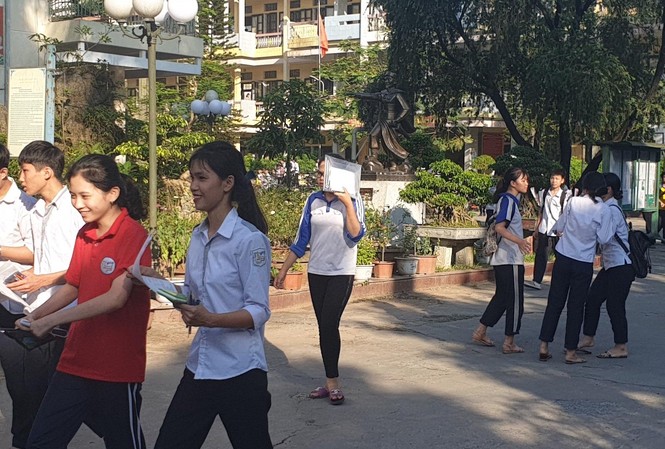 Thi lớp 10 công lập ở Hà Nam: Chậm nhất ngày 18/6 có điểm thi Thí sinh Hà Nam tươi cười rời khỏi phòng thi vì áp lực ít, đề thi dễ - Ảnh: Hoàng Long