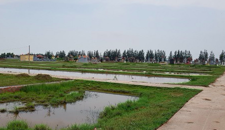 Lãnh đạo xã bị đình chỉ công tác vì bị điều tra liên quan đến vi phạm đất đai Khu vực đất bị chuyển đổi thành nghãi trang để bán - Ảnh: Đông Minh
