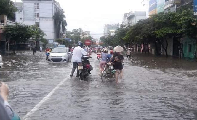 Bão chuyển thành áp thấp, Nam Định mưa ngập một số nơi Ảnh hưởng của bão khiến nhiều tuyến đường tại thành phố Nam Định bị ngập - Ảnh: Hoàng Long