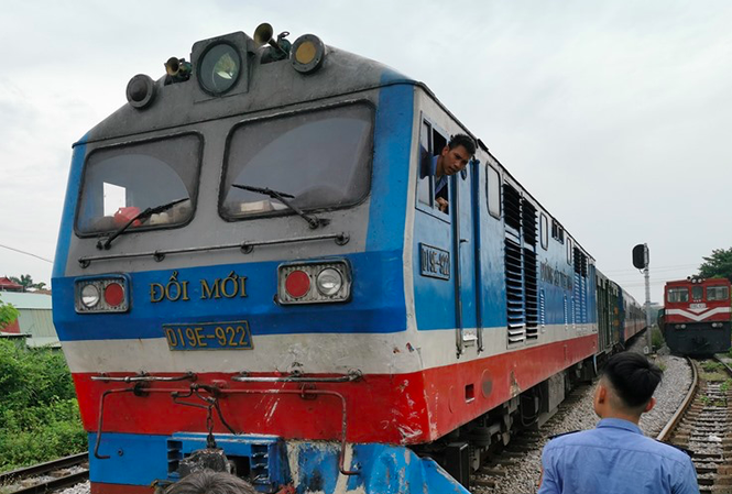 Cố vượt đường sắt, xe tải bị tàu hoả đâm bay xuống ruộng Vụ tai nạn khiến tàu SE7 bị hư hỏng, phải xin cứu viện nên chậm lịch trình 100 phút - Ảnh: Hoàng Long