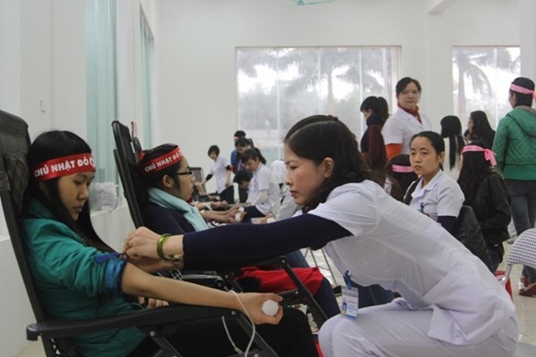 Hơn 8.400 đơn vị máu trong Chủ Nhật Đỏ Hàng vạn bạn trẻ háo hức tham gia hiến máu trong Chủ Nhật Đỏ. Ảnh: Quang Long - Minh Thùy