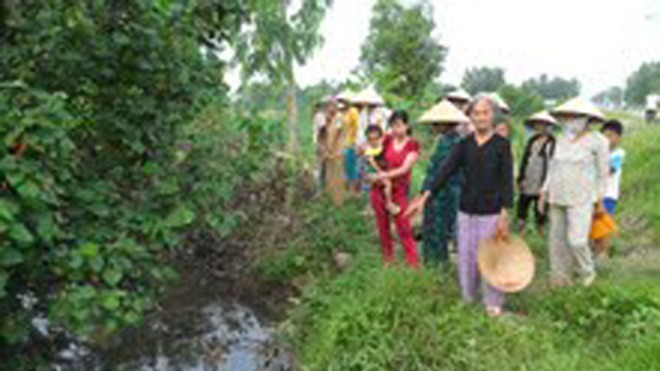 Dân chặn xe chở rác Người dân phản ánh nước ở kênh cặp bãi rác bị ô nhiễm, cá chết. Ảnh: HÒA HỘI