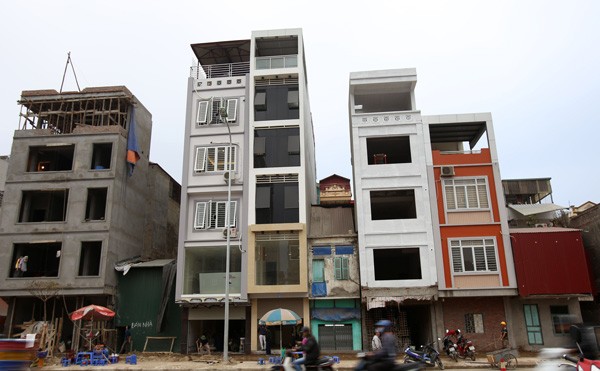 Nhà dị dạng trên 'con đường đắt nhất hành tinh' Đường Kim Liên mới nối dài vừa xong thì đã xuất hiện các kiểu nhà siêu mỏng, siêu méo. Ảnh: Ngọc châu