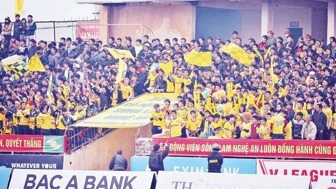 V.League ế ẩm ngày giáp Tết Khán giả Nghệ An góp phần quan trọng vào những chiến thắng của đội nhà khi thường xuyên tới sân rất đông để cổ vũ cho thầy trò HLV Hữu Thắng. ảnh: VSI