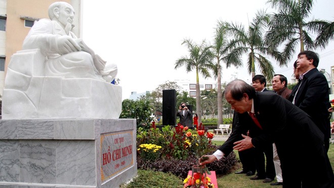 Dựng tượng danh nhân trong trường học Giảng viên và sinh viên cùng dâng hoa trước tượng danh nhân