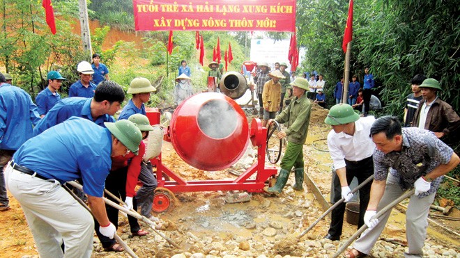 Tuổi trẻ Quảng Ninh xung kích trên mọi mặt trận Anh Hoàng Bá Nam, Ủy viên BTV T.Ư Đoàn, Bí thư Tỉnh Đoàn, Chủ tịch Hội LHTN Việt Nam tỉnh Quảng Ninh cùng đoàn viên thanh niên tham gia giúp dân làm đường dân sinh.