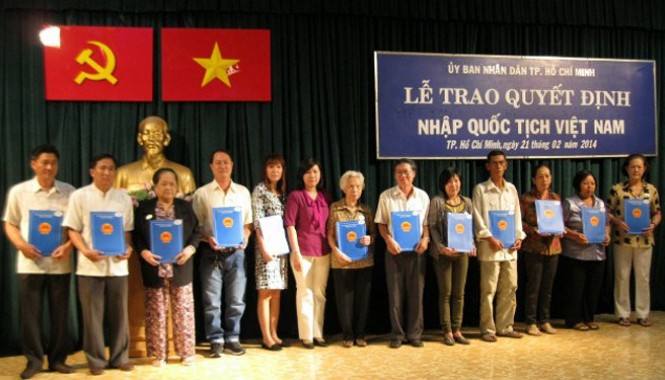 Hàng triệu kiều bào có nguy cơ mất quốc tịch Được nhập quốc tịch Việt Nam là mong mỏi của nhiều kiều bào. Ảnh: T.L