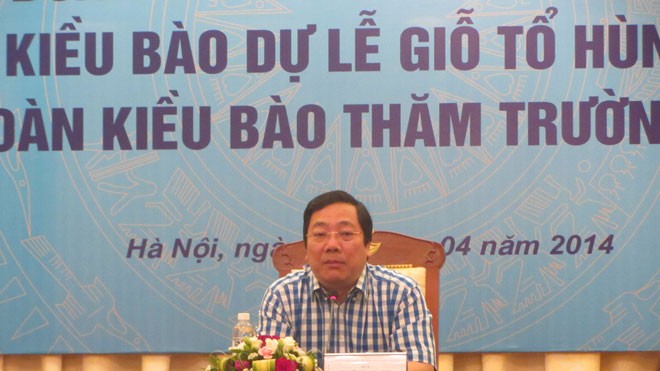 Cầu siêu cho những người lính hy sinh vì biển đảo Thứ trưởng Ngoại giao Nguyễn Thanh Sơn tại cuộc họp báo chiều 3/4. Ảnh: Trúc Quỳnh