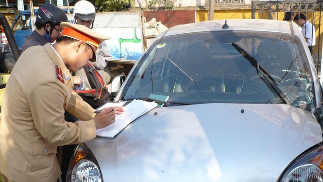 Hà Nội phạt nguội vi phạm giao thông như thế nào? Ngoài xử phạt trực tiếp nếu vi phạm qua hình ảnh, tới đây xe không chính chủ còn phải đi làm lại thủ tục. Ảnh: Trọng Đảng
