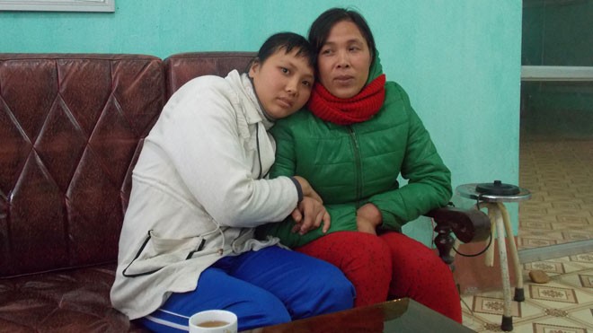 Cuộc đoàn viên của cô gái bị lừa bán sang biên giới Cô Nguyễn Thị Bưởi (trái) và mẹ. Ảnh: Duy Chiến