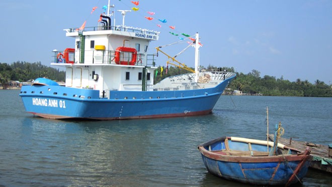 Tàu vỏ thép - mơ ước của ngư dân thành hiện thực Tàu cá vỏ sắt được bàn giao cho ngư dân Mai Thành Văn. Ảnh: Anh Thư