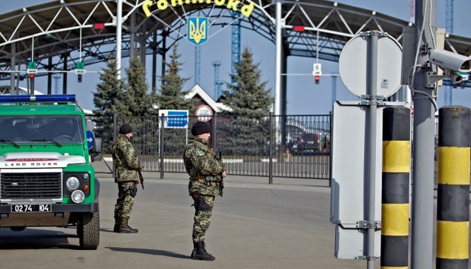 Người nổi dậy phớt lờ tối hậu thư Lính biên phòng Ukraine. Ảnh: Itar-Tass