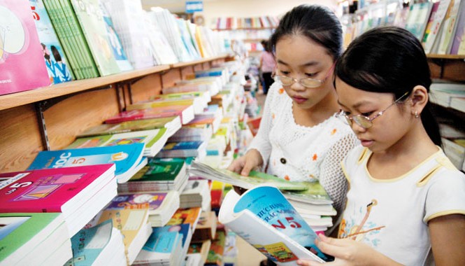 Băn khoăn tính khả thi của đề án giá hơn tỷ đô Một số ý kiến cho rằng SGK phổ thông còn nhiều bất cập, cần lấy ý kiến rộng rãi các nhà khoa học, nhà giáo. Ảnh: Hồng Vĩnh