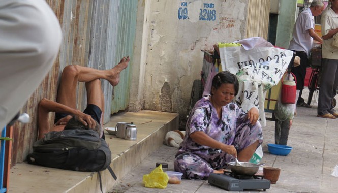 Trong thế giới Cái Bang Sài thành Bà Phượng đang nấu cơm cho ông Chung ngay trên vỉa hè đường Nguyễn Chí Thanh.