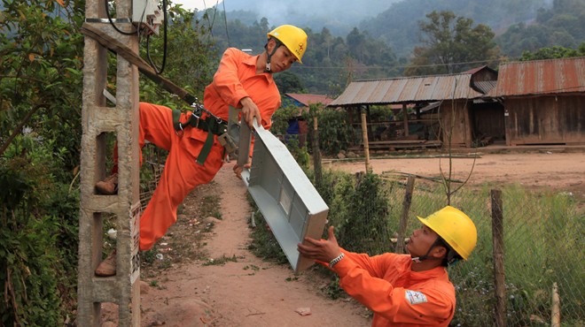 15 năm dấu ấn điện khí hóa nông thôn Công nhân Công ty Điện lực Điện Biên (Tổng Công ty Điện lực Miền Bắc) đưa điện về các xã vùng sâu, vùng xa của huyện Mường Nhé. Ảnh: Ngọc Hà