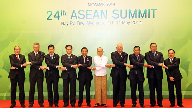 Tuyên bố ASEAN kêu gọi không dùng vũ lực ở biển Đông Ngày 11/5, Thủ tướng Nguyễn Tấn Dũng dự phiên họp toàn thể của Hội nghị Cấp cao ASEAN-24 (Trong ảnh: Các trưởng đoàn chụp ảnh chung). Ảnh: TTXVN