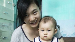 Bản lĩnh vợ lính cảnh sát biển “Dù chịu bao nhiêu cực nhọc, vẫn luôn dặn lòng cố gắng vượt qua để anh yên tâm nơi đầu sóng” - chị Võ Thị Nghĩa, vợ của Trung úy Nguyễn Văn Ngọc.