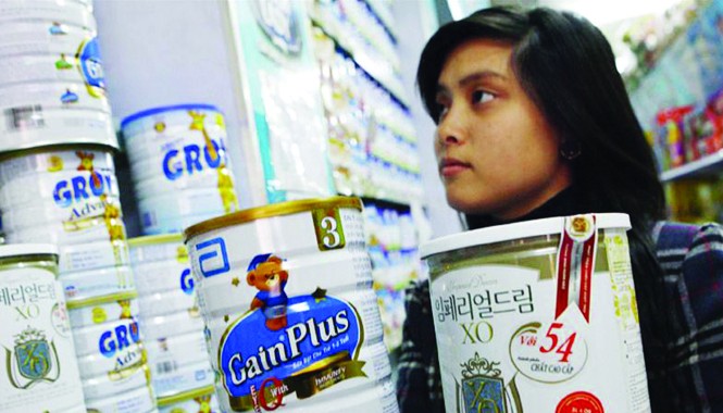 Áp trần giá sữa: Sẽ xử lý chiêu lách luật Chất lượng, giá cả của mặt hàng sữa luôn thu hút sự quan tâm của người tiêu dùng. ảnh: Hồng Vĩnh