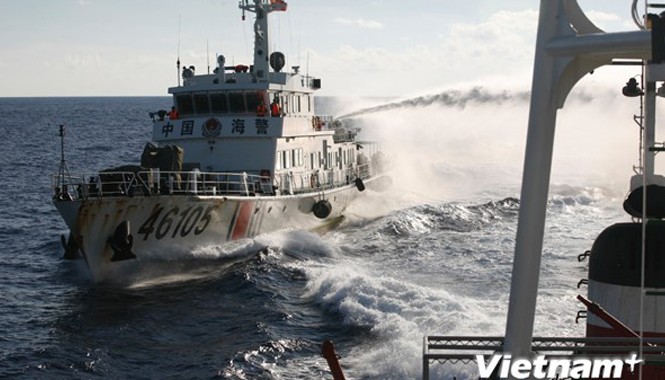 Trung Quốc thừa nhận đâm thủng tàu Việt Nam Tàu Trung Quốc ngang ngược dùng vòi rồng tấn công tàu cảnh sát biển Việt Nam. Ảnh: Vietnam+
