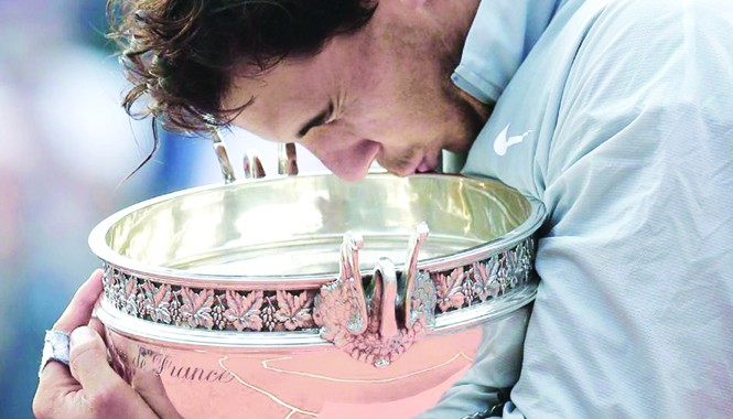 Vua thì vẫn làm vua Nadal hạnh phúc với danh hiệu Roland Garros thứ 9 trong sự nghiệp. Ảnh: AP