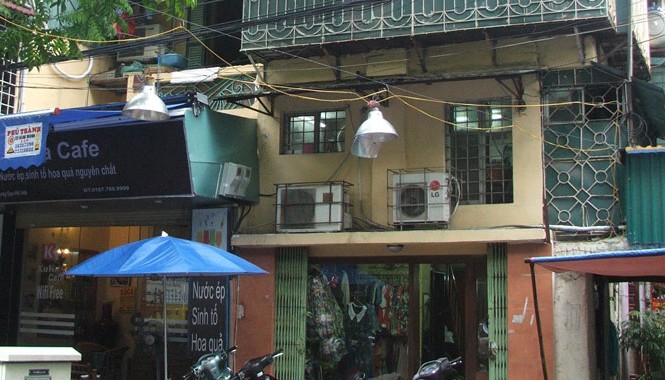 Đề xuất bán tiếp nhà biệt thự cho dân Do quản lý kém, nhiều biệt thự Pháp trên phố Trần Hưng Đạo đã bị biến dạng. ảnh:Mminh Tuấn