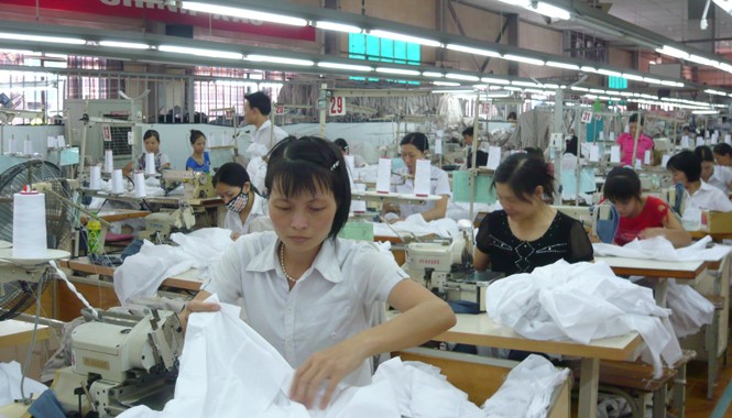 Tăng xuất khẩu, tiêu thụ nội địa để giảm phụ thuộc vào Trung Quốc Ngành dệt may đang có chương trình giảm dần phụ thuộc nguyên liệu đầu vào từ Trung Quốc. Ảnh: Phong Cầm