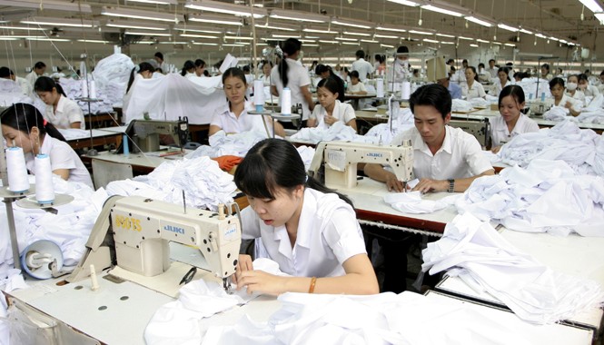 Giảm phụ thuộc kinh tế vào Trung Quốc: Cơ hội từ các hiệp định thương mại Ngành dệt may Việt Nam đang phải nhập từ 50-60% vật tư, nguyên phụ liệu từ Trung Quốc. Ảnh: Như ý
