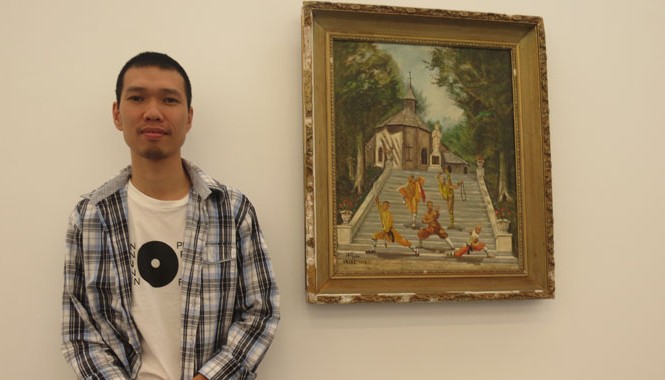 Xem nghệ thuật đương đại Việt ở Pháp Nguyễn Mạnh Hùng bên bức “Trước nhà thờ”