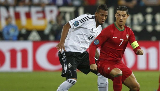 Bồ Đào Nha - Đức: Ngôi sao cô đơn Áp lực kỳ vọng luôn đè nặng lên đôi vai Ronaldo (phải) ở những giải đấu lớn. ảnh: Getty Images