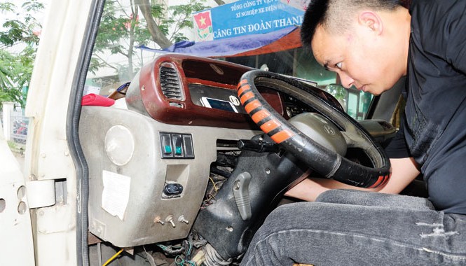 Hàng trăm tỷ đồng lắp hộp đen để làm gì? Cán bộ trạm đăng kiểm Giải Phóng kiểm tra trên thiết bị máy tính về các dữ liệu hộp đen. Ảnh: Minh Đức