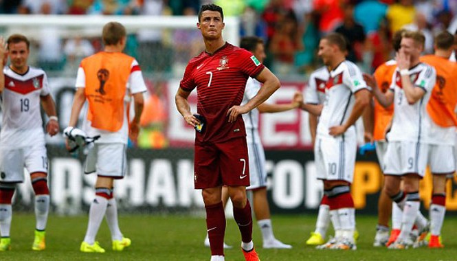 Chuyên gia Vũ Mạnh Hải: Đồng đội trông chờ, còn Ronaldo quá ích kỷ Ronaldo không thể cứu Bồ Đào Nha tránh thảm bại trước Đức. Ảnh: Getty Images