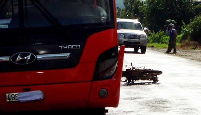 Cụ ông bị xe khách cán đứt đôi cơ thể Hiện trường vụ tai nạn. Ảnh: Quốc Dũng