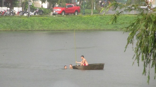 Rủ nhau tắm hồ, 1 công nhân chết đuối Các bạn nỗ lực bơi xuồng ra cứu anh Thiệc nhưng bất thành.