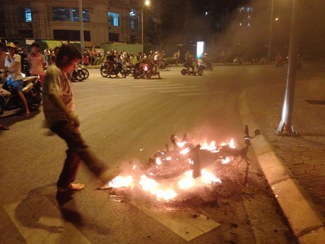 Xe máy cháy trơ khung trên đường Ngọn lửa thiêu rụi chiếc xe.