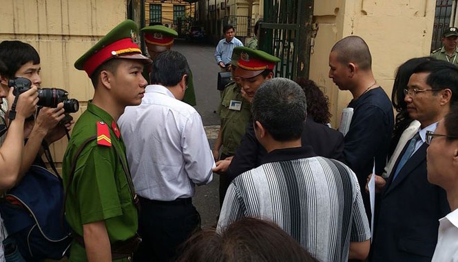Cần gỡ bỏ “giấy phép con” gây khó nhà báo Theo Bộ trưởng Tư pháp, nghị định của Chính phủ đã quy định rất rõ nhà báo chỉ cần xuất trình thẻ nhà báo khi tác nghiệp. Ảnh: Tuấn Nguyễn