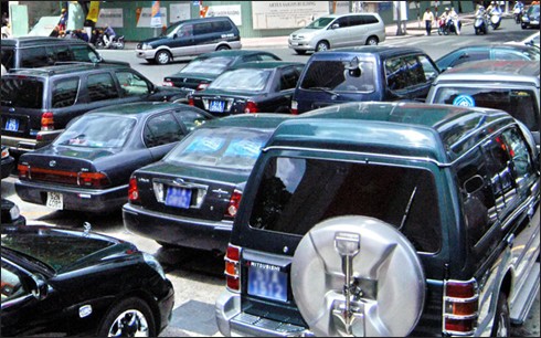 Bắt buộc khoán xe công: Bao giờ mới thực hiện? Số lượng xe công mua mới đạt 1.300 chiếc năm 2013 vẫn bị cho là quá nhiều. (Ảnh: Tuổi trẻ)