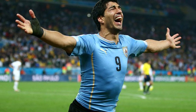 Siêu Suarez: Cơn ác mộng khủng khiếp của Tam Sư Luis Suarez mở rộng cửa vào vòng sau cho Uruguay với cú đúp vào lưới tuyển Anh. ảnh: Getty Images