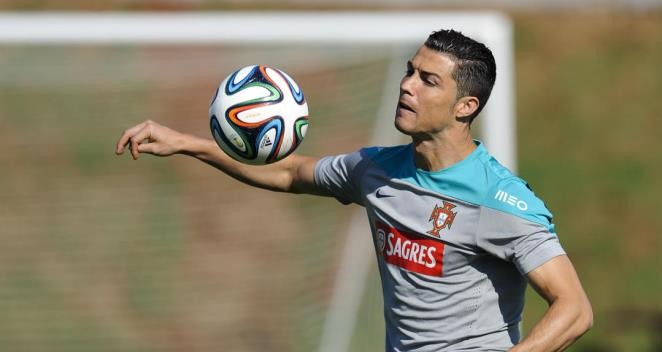 Ronaldo bất ngờ nhận họ hàng ở Brazil sau... 100 năm Ronaldo bất ngờ nhận họ hàng ở Brazil sau... 100 năm